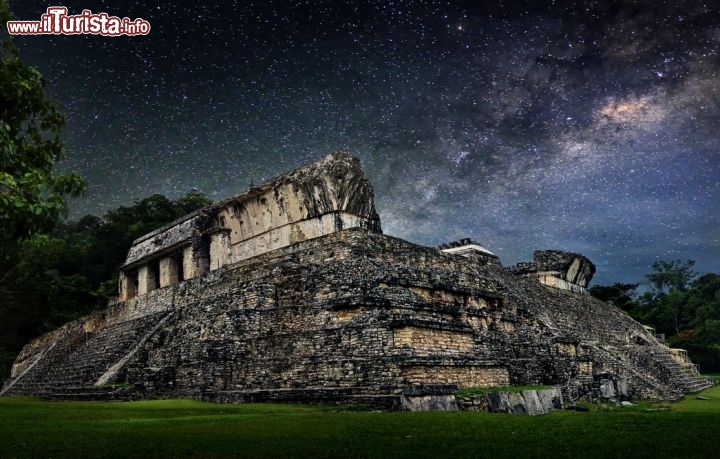 Immagine Un tempio di Palenque (Messico) ancora più suggestivo nella notte stellata, con la Via Lattea estiva sullo sfondo - © soft_light / Shutterstock.com