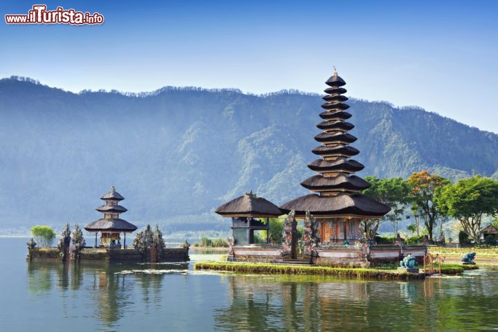 Immagine Tempio di Pura Ulun Danu Batur, anche conosciuto semplicemente con il nome di Ulun Danu. Ci troviamo a Bali in Indonesia, e questo complesso religioso si affaccia in modo spettacolare sulle sponde del Lago Beratan. Il suo nome in balinese significa "testa del lago" ed è forse il secondo tempio per importanza di tutta l'isola di Bali. In totale il sito comprende ben 9 diversi templi, il più importante dei quali è Pura Penataran Agung Batur che ospita un Meru da 11 piani (una specie di pagoda), che domina il paesaggio del sito - © saiko3p / Shutterstock.com