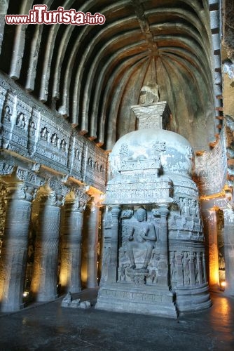 Immagine Tempio scavato nella roccia nelle grotte di Ajanta in India - © Aleksandar Todorovic / Shutterstock.com