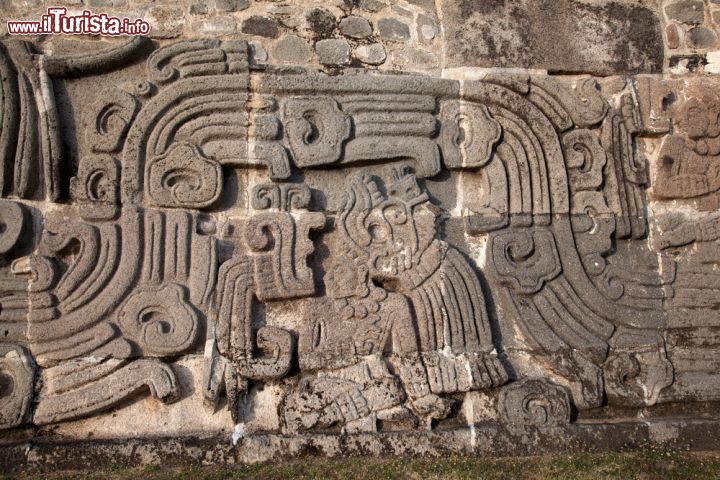 Immagine Bassorilievo presente sullìesterno del Tempio del Serpente Piumato di Teotihuacan in Messico - © Vladimir Korostyshevskiy / Shutterstock.com