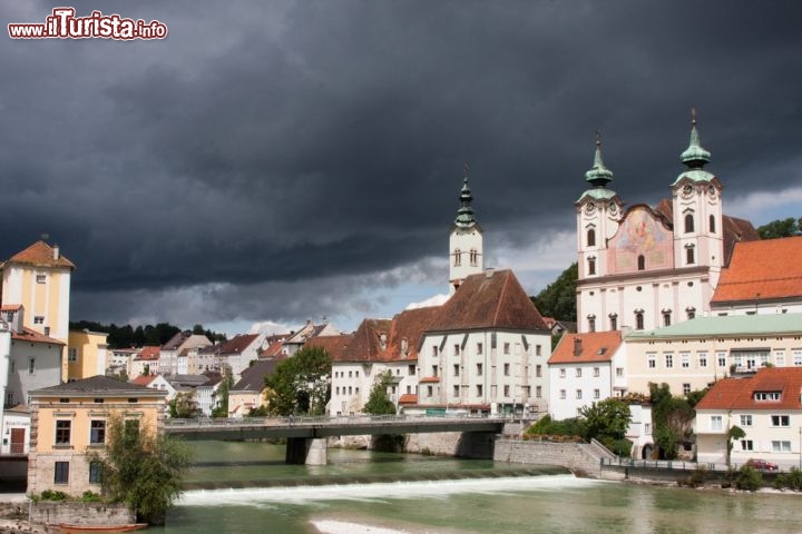 Immagine Temporale a Steyr borgo dell'Alta Austria. Il clima di questa cittadina è tipico della mittel Europa, con esti caldi ma spesso piovose, mentre in inverno è facile vedere cadere la neve - © Christina McWilliams / Shutterstock.com