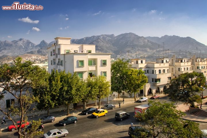 Immagine Tetouan, Marocco: un viale della città moderna - © Boris Stroujko / Shutterstock.com