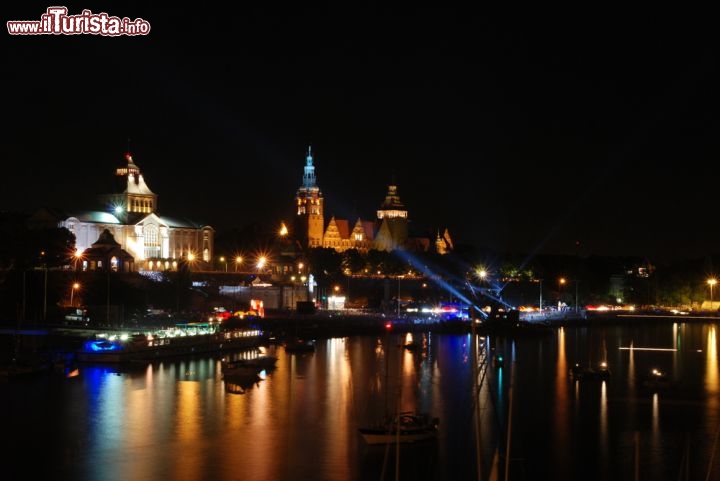 Immagine I Terrapieni di Chrobry (Waly Chrobrego) a Stettino in Polonia, ripresi di notte - © donvictorio@o2.pl  / Shutterstock.com