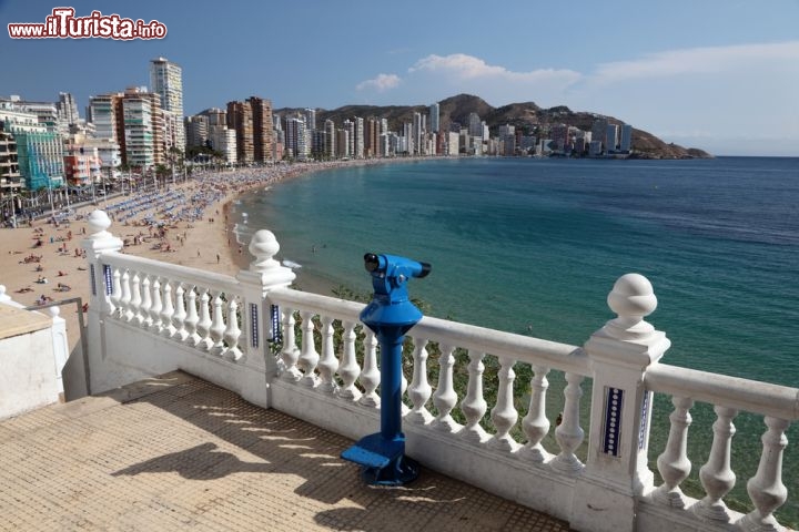 Immagine Terrazza panoramica a Benidorm, in Spagna, con vista della grande spiaggia cittadina - © Philip Lange / Shutterstock.com