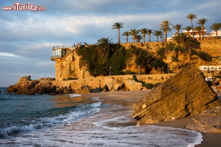 Immagine Terrazza panoramica sulla spiaggia di Nerja, Spagna - La principale attrazione della città è il Balcon de Europa, uno splendido belvedere circondato da un palmeto che offre una vista impagabile sulle spiagge e sul mare. Voluto da re Alfonso XII° alla fine dell'Ottocento, questo bel viale alberato, che culmina con il panorama sul mare, è ancora oggi sempre gremito di passanti e turisti © Artur Bogacki / Shutterstock.com