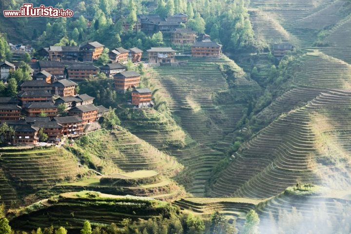 Immagine Terrazzamenti per la coltivazione del riso a Guilin: siamo nella provincia di Guangxi, nella Cina meridionale - © chungking / Shutterstock.com
