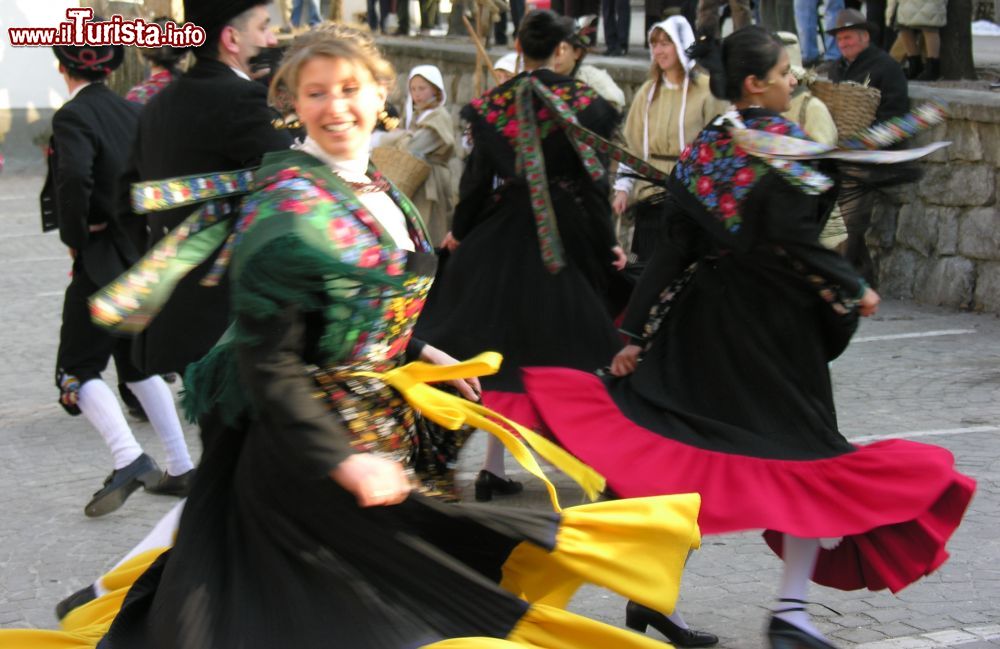 Immagine Tesino spettacolo Folk costume Foto Morandez Archivio APT Valsugana