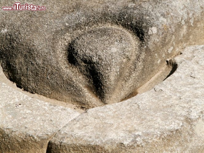 Immagine Testa di Condor scolpita sulla roccia a Machu Picchu, Perù - Fra bellezze naturali e artificiali costruite dall'uomo, all'interno del complesso architettonico di Machu Picchu c'è da vedere davvero molte testimonianze di epoca precolombiana. La piazza centrale della città peruviana ospita ad esempio il Tempio del Condor con la testa di questo maestoso rapace scolpito su molte rocce - © Yu Lan / Shutterstock.com
