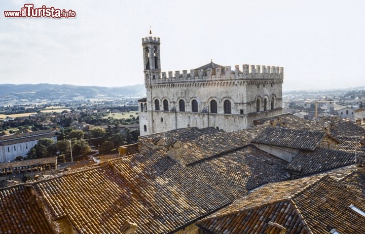 Immagine Le calde geometrie dei tetti del centro di Gubbio e il Palazzo dei Consoli - © Claudio Giovanni Colombo/Shutterstock.com