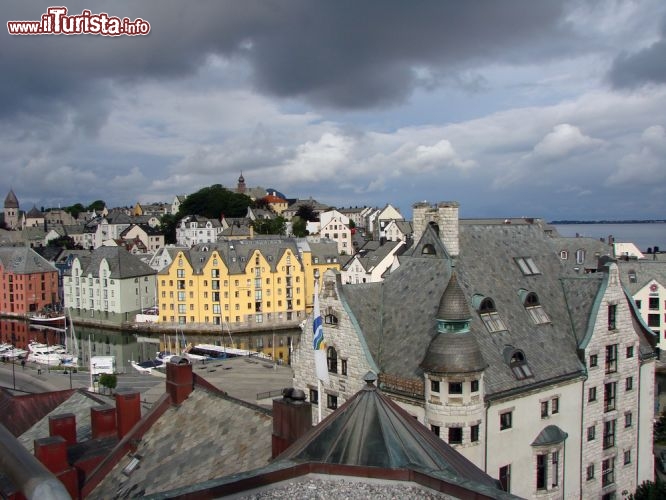 Immagine I tetti del centro storico di Alesund (Norvegia occidentale, regione del Sunnmøre) in un'affascinante giornata di nuvole. L'architettura Art Nouveau di Alesund ha fatto sì che nel 2009 il quotidiano Times la dichiarasse la più bella città della Norvegia, con le sue facciate decorate, le sue torri e le sue guglie slanciate. E pensare che nel 1904 il centro era stato devastato da un terribile incendio, ma i cittadini si rimboccarono le maniche e nel 1907 Alesund era tornata più bella di prima - © Aleksander Karpenko / Shutterstock.com