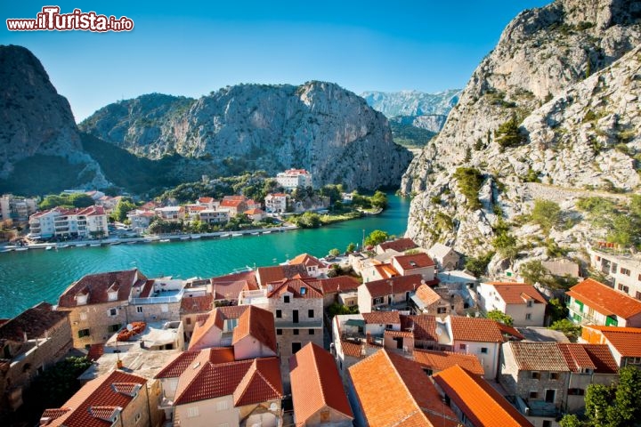 Immagine I tetti rossi di Omis contrastano con il Canyon della Cetina, che qui si tuffa, dalle montagne calcaree dell'interno, nel mare Adriatico - © alexdrim / Shutterstock.com