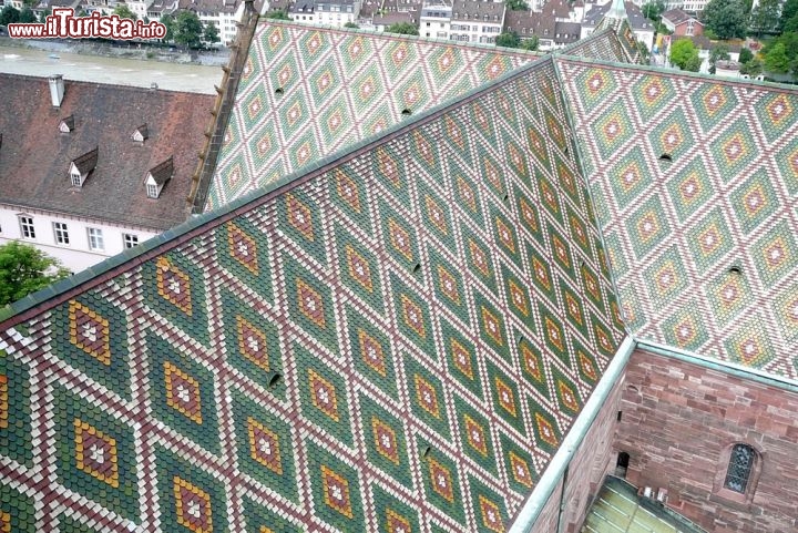 Immagine Particolare del tetto della cattedrale di Basilea, Svizzera - E' uno splendido esempio di architettura di epoca medievale in stile romanico gotico la cattedrale di Basilea. "Basler Munster", come viene chiamata in lingua tedesca, fu costruita a partire dal 1091 per essere completata oltre 400 anni più tardi, per esattezza nel 1500. La vecchia cattedrale romanica venne distrutta durante un terribile terremoto del 1356; la sua ricostruzione fu affidata all'architetto Johann Parler che la prospettò in stile gotico. In questa immagine un dettaglio della decorazione che caratterizza il tetto di questo edificio religioso che dal 1529 è di culto protestante © Elizabeth C. Zurek / shutterstock.com