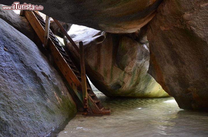 Immagine Le rocce a The Baths relax nel mare di Virgin Gorda, Isole Vergini Britanniche - © Guendalina Buzzanca / thegtraveller.com