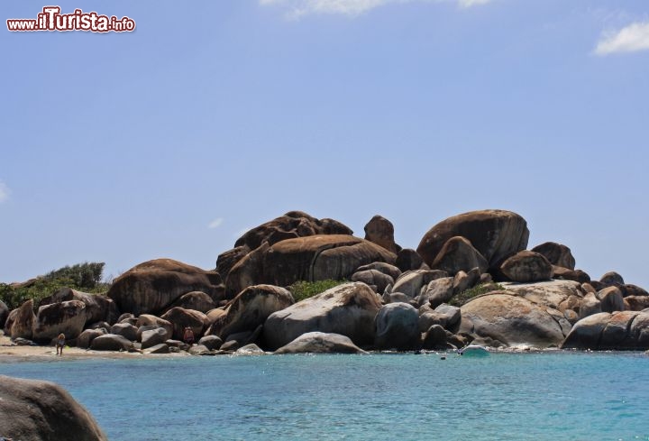 Immagine The Baths - Situata nella parte sud dell’isola di Virgin Gorda è una delle destinazione più famose per i turisti di tutto il mondo. Ci si può arrivare via terra attraverso un sentiero o via mare ed è possibile percorrere un bellissimo percorso attraverso le giganti rocce di granito tra le quali si sono create delle piccole piscine naturali. - © Guendalina Buzzanca / thegtraveller.com