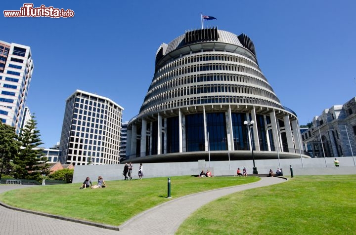 Immagine Il Parlamento della Nuova Zelanda, a Wellington, ha sede in un edificio chiamato Beehive, ovvero "alveare", a causa della sua forma bizzarra. Costruito tra il 1969 e il 1979 su progetto dell'inglese Basil Spence, si trova alla fine di Lambton Quai ed è alto 72 metri per un totale di 10 piani - © ChameleonsEye / Shutterstock.com