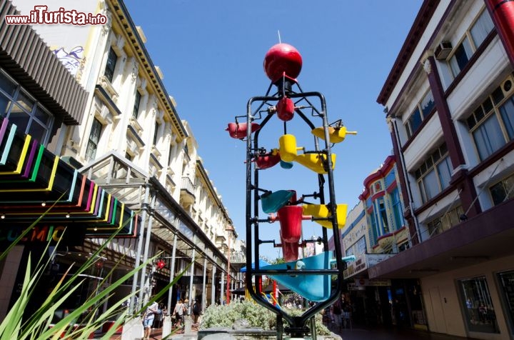 Immagine La Bucket Fountain di Wellington, Nuova Zelanda, fu progettata da Burren e Keen e inaugurata nel 1969 lungo Cuba Street. E' una fontana mobile, formata da una serie di "secchielli" che continuamente fanno colare l'acqua dall'alto sui secchielli più bassi. Nei giorni di vento l'acqua della fontana schizza i passanti a diversi metri di distanza, e spesso c'è chi aggiunge del sapone perché si creino tante bolle che poi volteggiano per il centro  - © ChameleonsEye / Shutterstock.com