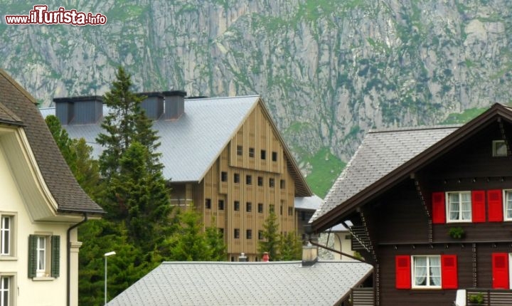 Immagine The Chedi il nuovo albergo di lusso ad Andermatt, correttamente inserito nel paese