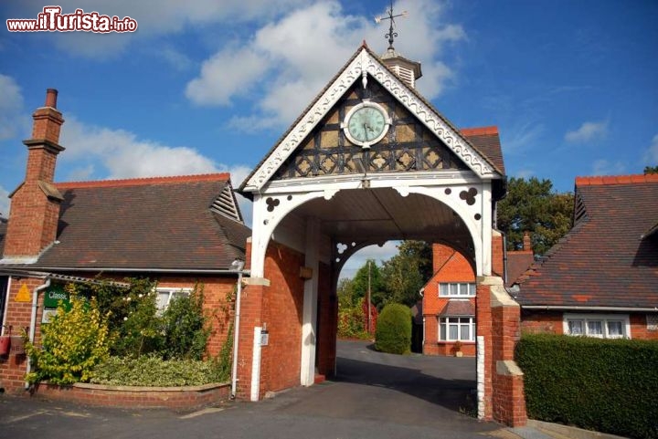 Immagine Bletchley Park nei pressi di Londra, Inghilterra. Situata a circa 75 chilometri a nord ovest di Londra, questa tenuta ha svolto un importante ruolo durante la seconda guerra mondiale poichè vi vennero decifrati codici e messaggi dei paesi aderenti all'Asse. Qui è stato anche ambientato il film The Imitation Game del 2014 sulla storia del crittoanalista Alan Turing - © Terence Mendoza / Shutterstock.com