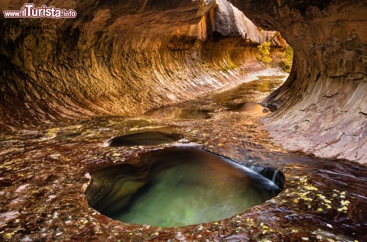 Immagine "The Subway", la "metropolitana naturale" al Zion National Park dello Utah, nel sud-ovest degli Stati Uniti. La scenografica galleria, che è stata scavata dal ramo sinistro del North Creek, può essere visitata in due direzioni, ma sempre accompagnati da una guida esperta o comunque dopo aver raccolto informazioni dettagliate: che scendiate o saliate il percorso è lungo circa 14 km, e ci vuole una certa dimestichezza con corde e imbragature - © Geir Olav Lyngfjell / Shutterstock.com