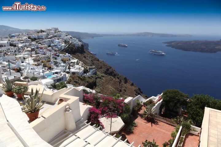 Immagine Thira, ovvero l'isola di Santorini, sullo sfondo della  città si vede il vulcano Nea Kameni, che si è formato dopo l'eruzione minoica del 16-17° secolo avanti Cristo - © Gianluca Figliola Fantini / Shutterstock.com