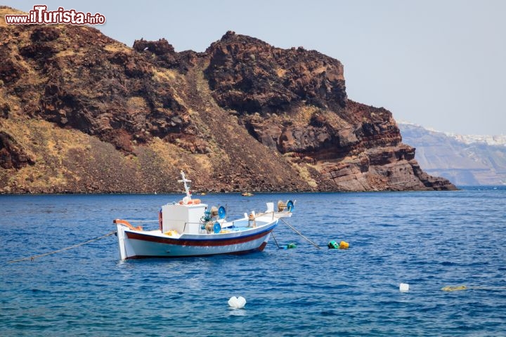 Immagine La costa rocciosa di Thirasia, nell'arcipelago delle Cicladi, Grecia. L'isola vulcanica un tempo era unita in un blocco unico a Thera (Santorini), da cui si è separata nel IV secolo a.C. in seguito a una violenta eruzione - © ian woolcock / Shutterstock.com