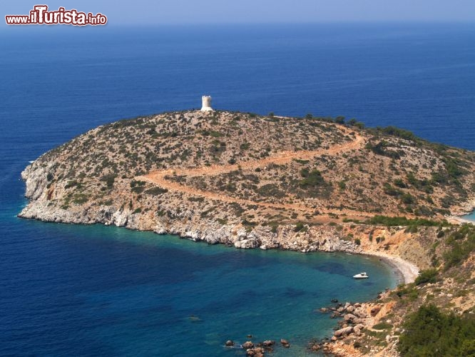 Immagine A Chios - isola della Grecia orientale - ci sono oltre 200 km di spiagge splendide, ma pochi conoscono quella di Tigani. Si trova lungo la costa occidentale, incastonata tra la baia di Elinda e la spiaggia di Metoxi, ed è 2 km a sud-ovest del villaggio di Siderounta. Il panorama è deserto e la sabbia è fine: è il luogo ideale per chi ama i paesaggi incontaminati e il suono del vento e del mare - © Portokalis / Shutterstock.com