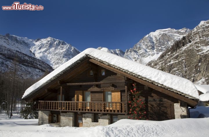 Immagine Tipica casa-rifugio a Macugnaga in Piemonte. Le architetture più tipiche sono quelle in legno della comunità Walser, che si possno ammirare nelle varie frazioni del comune, Staffa, Pecetto e Pestarena - © Ammit Jacknewphotoservice / Shutterstock.com