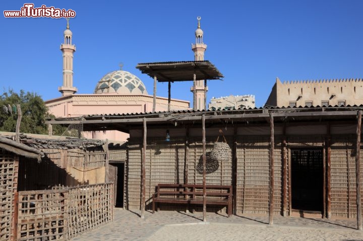 Immagine Una tipica casa beduina in legno. E' esposta al Museo di Ajman, il più piccolo degli stati che fanno parte della confederazione degli Emirati Arabi Uniti  - © Philip Lange / Shutterstock.com