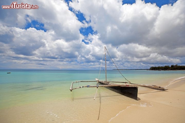 Immagine Tipica piroga della Tanzania, siamo su di una spiaggia dell'isola di Mafia  - © Kjersti Joergensen / Shutterstock.com