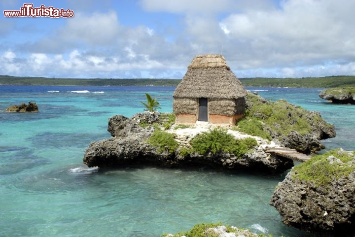 Immagine Tipiche abitazioni kanak sull'île De Maré, Nuova Caledonia (Oceania) - © Bob TAZAR - Fotolia.com