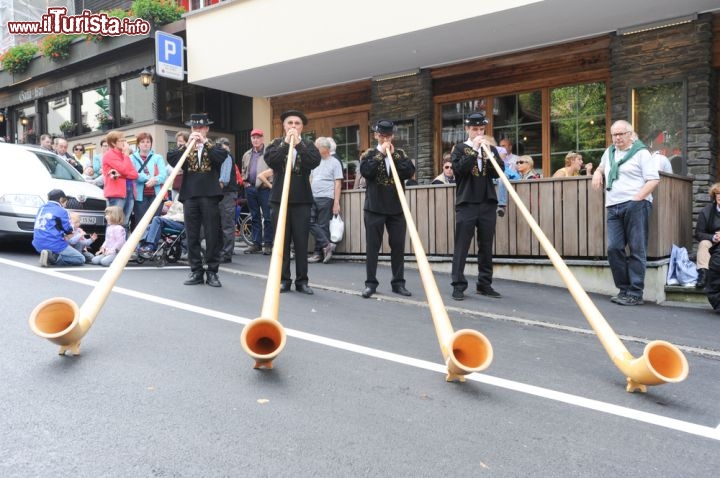 Immagine Tipici corni delle Alpi a Engelberg - Nel corso della sua storia, il corno delle Alpi, per lungo tempo strumento utilizzato dai pastori per richiamare le mucche dal pascolo verso la stalla quando era ora della mungitura, smise quasi di essere utilizzato in Svizzera. Con la ripresa di folclore e turismo, questo caratteristico strumento a fiato è diventato il simbolo nazionale del paese. Lungo circa 3,5 metri, il corno più diffuso in Svizzera è quello in Fa diesis/Sol bemolle, costruito ancora oggi con le tecniche di un tempo © Stefano Ember / Shutterstock.com