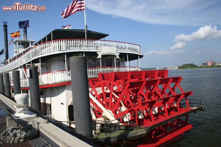 Immagine Battello a vapore sul Mississippi, Louisiana - Andare a New Orleans e non fare una crociera sul fiume Mississipi su un battello a vapore è un pò come non aver visitato la città. Durante il XIX° secolo queste imbracazioni spinte da grandi ruote a pale (del peso di circa 25 tonnellate) erano le signore incontrastate del fiume. Oggi, per ricordare quei tragitti, si può percorrere il Mississipi con un simpatico e romantico tour fluviale a bordo di un battello - © LUCARELLI TEMISTOCLE / Shutterstock.com