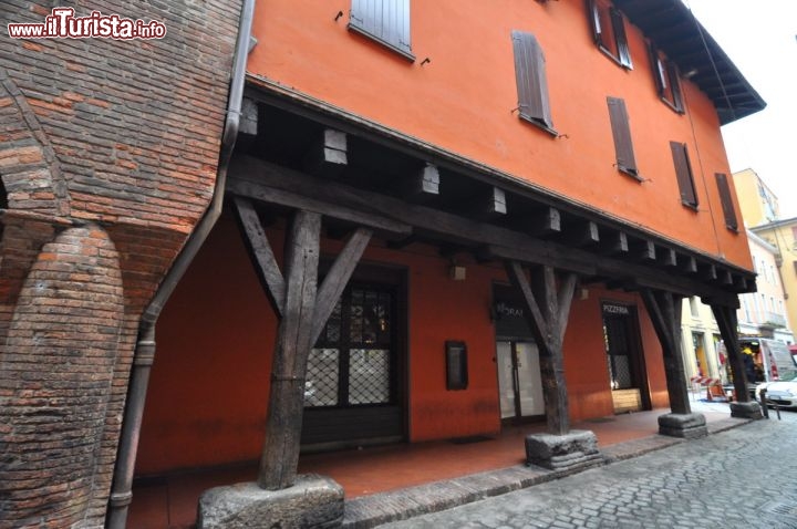 Immagine Un tipico portico del centro di Bologna, Emilia Romagna. Fin dal 1100 i portici di Bologna sono diventati un luogo di socialità e commercio oltre che una sorta di salotto all'aperto, simbolo stesso della città.