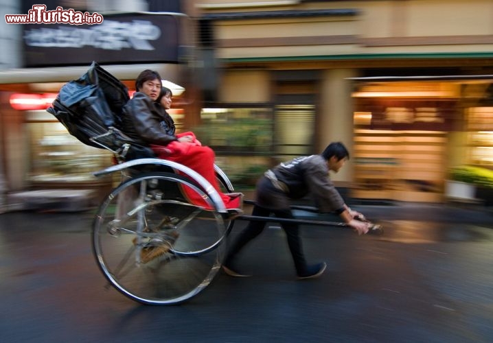 Immagine Un tipico rickshaw a Tokyo, il modo più originale per visitare la città, con motore ad "energia umana" - © wdeon / Shutterstock.com