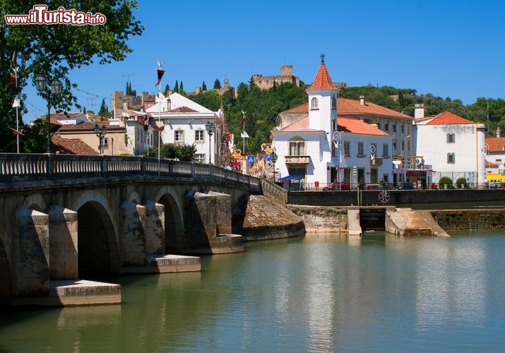 Immagine Tomar e il fiume Tago in Portogallo  - © Pecold / Shutterstock.com