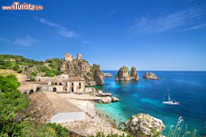 Immagine La splendida Tonnara di Scopello, in pratica la porta d'accesso alla Riserva dello Zingaro, da dove si può raggiungere con un magnifico sentiero, a piedi, la zona di San Vito lo Capo - © mradlgruber / Shutterstock.com