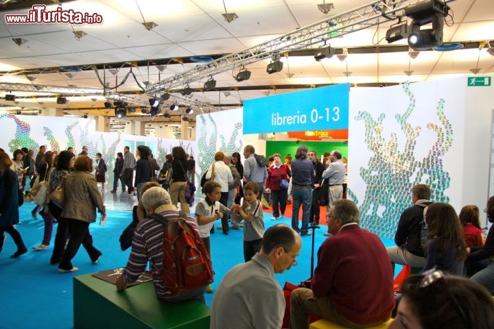 Immagine Gente al Lingotto per il Salone del Libro, Piemonte. Gli oltre 51 mila metri quadrati espositivi ospitano le case editrici con i loro prodotti. L'evento si rivolge sia ai professionisti del settore che ai lettori.