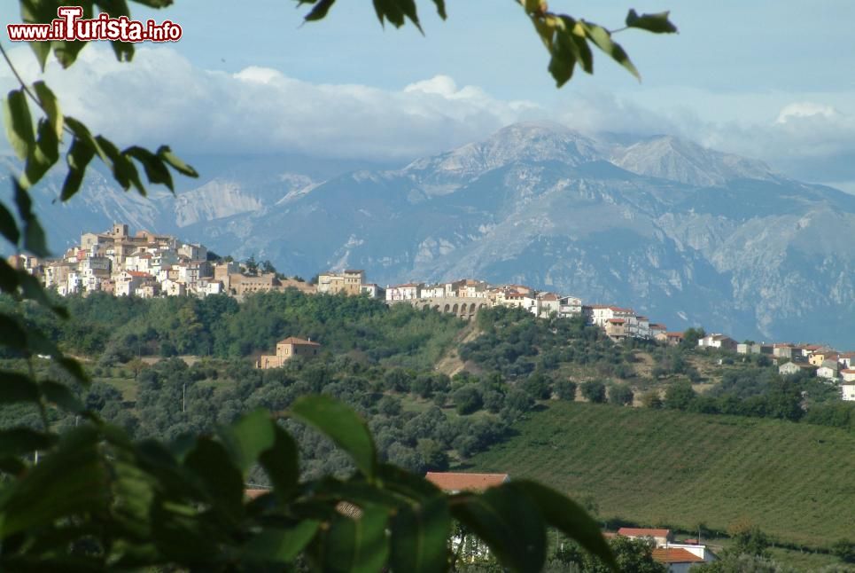 Immagine Torino di Sangro Vista da Sud Est con sullo sfondo le montagne della Maiella - © Darioblues, Wikipedia