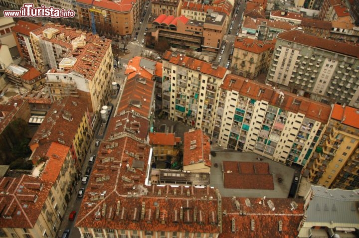 Immagine Veduta aerea di Torino (Piemonte), fotografata dalla Mole Antonelliana. Incastonata nel cuore della città, la Mole progettata dall'architetto Alessandro Antonelli nella seconda metà dell'Ottocento è alta quasi 168 metri: è ancora oggi il simbolo indiscusso del capoluogo piemontese, nonché l'edificio più alto dello skyline urbano - © MaPaSa / Shutterstock.com