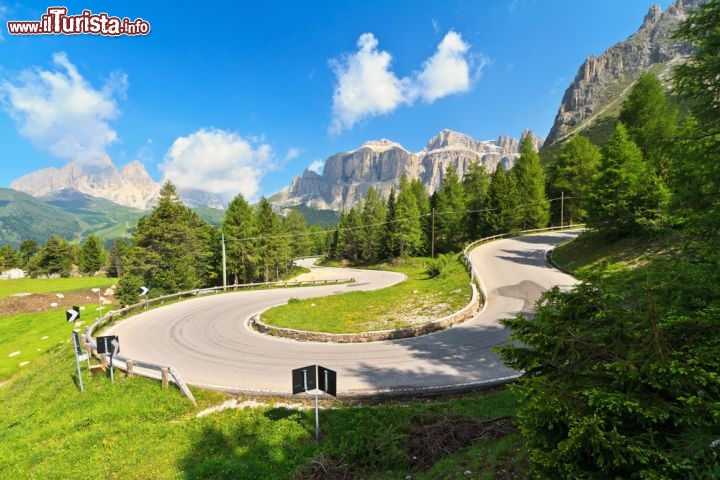 Immagine Tornante lungo la Strada delle Dolomiti (SS 48) che sale ai 2.239 metri del Passo Pordoi, poco sopra Canazei in Trentino. Si tratta di uno dei tratti più classici del percorso del Giro d'Italia che proprio su questa strada ha posto più volte la sua Cima Coppi, il punto più elevato della competizione  - © Antonio S / Shutterstock.com