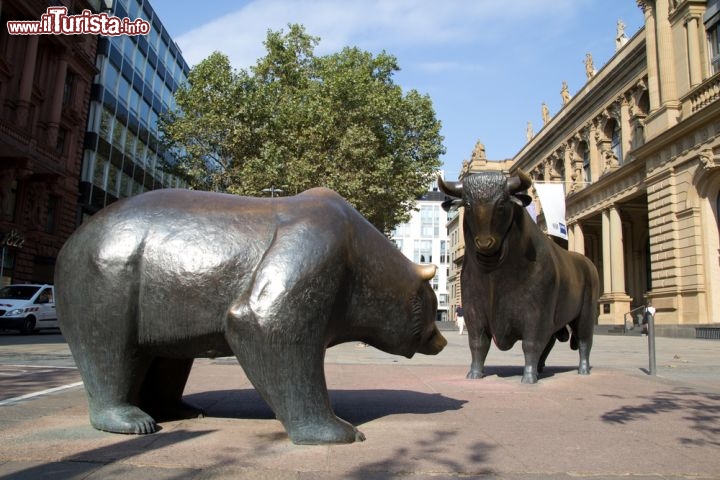 Immagine Davanti alla Frankfurt Stock Exchange, la Borsa di Francoforte, non a caso si fronteggiano le statue di un toro e un orso: il primo, "bull", simboleggia il buon andamento del mercato, mentre l'orso, "bear", il cattivo andamento dei titoli azionari - © Rob Wilson / Shutterstock.com