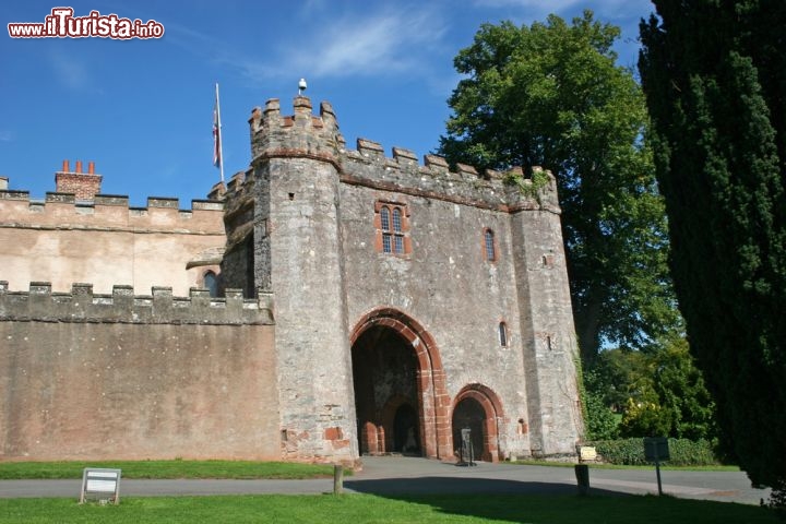 Immagine La Torre Abbey a Torquay, Inghilterra - Il primo grande edificio edificato a Torquay, che sino a quel momento era caratterizzata da fragili capanne in legno, fu la Torre Abbey, monastero fondato nel 1196, di cui in questa immagine si vede l'imponente arco d'ingresso © jennyt / Shutterstock.com