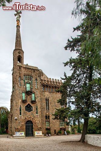 Immagine Torre Bellesguard a Barcellona, Spagna. Progettata da Gaudì e costruita fra il 1900 e il 1909, questa torre in mattoni e pietra si trova ai piedi della catena montuosa di Collserola. Dal 1969 è stata dichiarata Bene di Interesse Nazionale - © Claudia Casadei / amarcordbarcellona.com