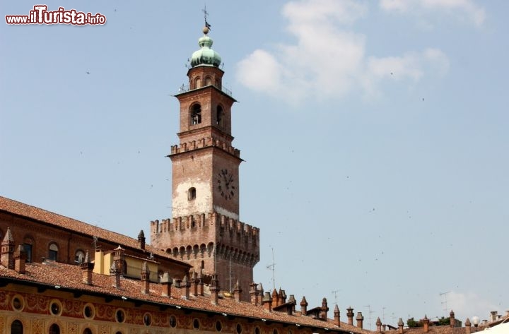 Immagine La Torre Bramante, il capolavoro del Castello di Vigevano, che ha ispirato la torre del Castello Sforzesco di Milano - © Valeria73 / Shutterstock.com