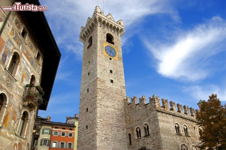 Immagine Torre Civica, Trento - Chiamata anche Torre di Piazza, questa interessante costruzione della città di Trento si innalza a fianco del Palazzo Pretorio. Alta 41,5 metri e realizzata in pietra calcare quadrata, questa torre è stata più volte restaurata e sopraelevata, pare almeno 3 volte nel corso della sua storia. Le caratterisiche architettoniche con cui si presenta ne fanno una costruzione militare urbana. I due ingressi all'edificio accompagnano ad una piccola cella dove oggi è custodito il Tesoro della Cattedrale e a un locale da cui si accede alla stanza dell'orologio e alla cella campanaria © Alberto Masnovo / Shutterstock.com