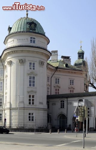 Immagine Torre dell'Hofburg di Innsbruck (Austria). Si tratta del Castello Imperiale, la sua forma definitiva si deve a Maria Teresa d'Austria che lo ristrutturò con stile rococò a metà del 18° secolo - © fritz16 / Shutterstock.com