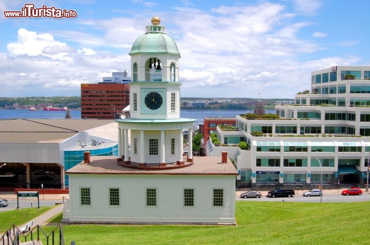 Immagine La Torre dell'Orologio di Halifax è tra i simboli più noti della città canadese, situata sul fianco orientale di Citadel Hill di fronte a Brunswick Street. Conosciuta come Town Clock o Old Town Clock, è una torre a pianta ottagonale irregolare costruita su un edificio bianco in stile classico palladiano all'inizio dell'Ottocento - © Albert Pego / Shutterstock.com