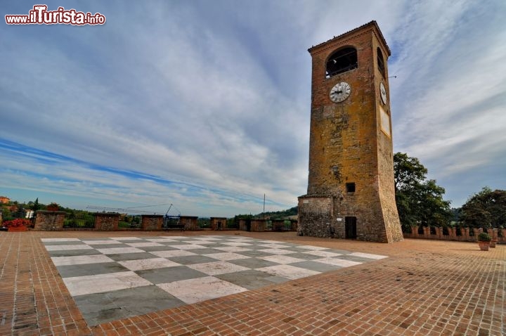 Immagine Torre dell'Orologio e Piazza della Dama (Piazza Roma) a Castelvetro di Modena