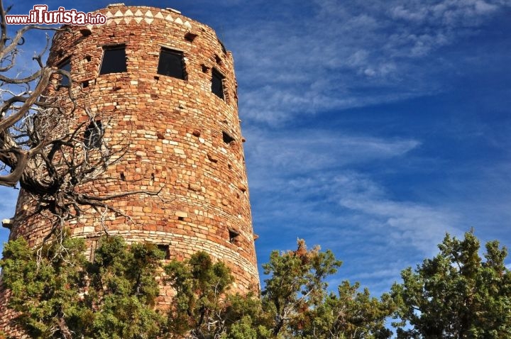 Immagine Una torre Panoramica  dove osservare la grande voragine scavata dal fiume Colorado: siamo nei pressi del Grand Canyon Village, in Arizona (USA) - © Martin M303 / Shutterstock.com