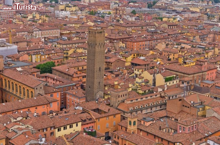 Immagine Torre Prendiparte, in centro a Bologna, fotografata dalla torre degli Asinelli - © Banet / Shutterstock.com